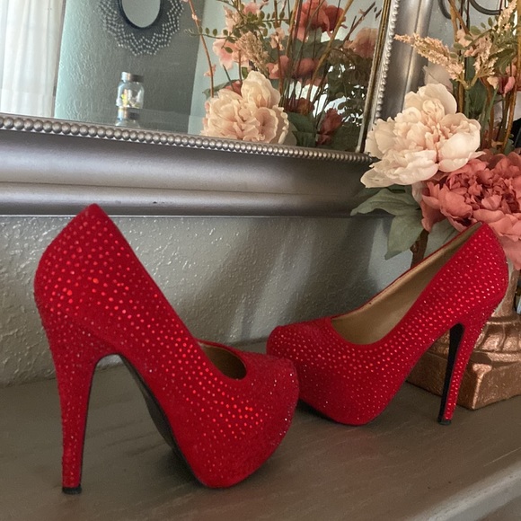 Shiny red high heels with red diamonds - Picture 2 of 4